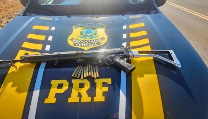 PRF encontra arma de guerra na BR 277 em Guarapuava